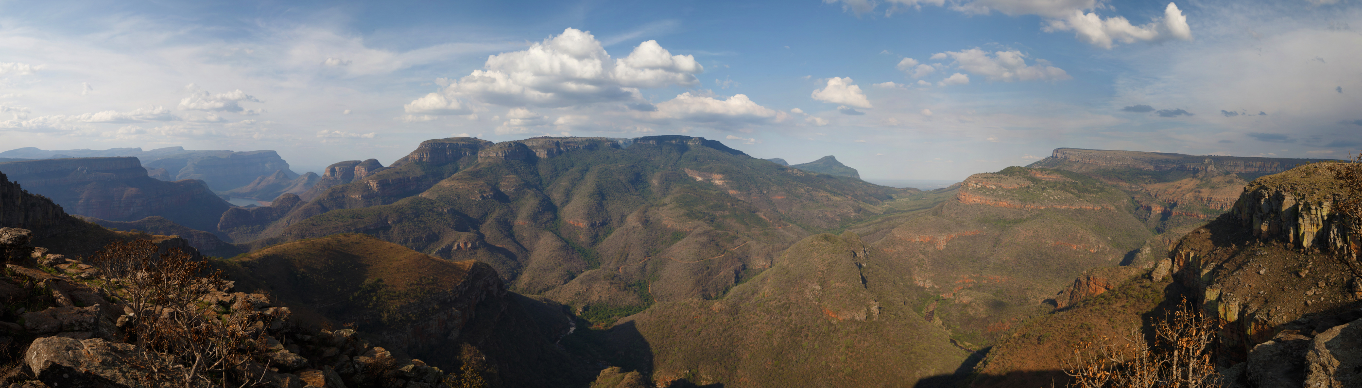 Pano2small.jpg - Kolor stitching | 10 pictures | Size: 17282 x 4932 | Lens: Standard | RMS: 2.42 | FOV: 180.88 x 48.32 ~ -3.44 | Projection: Cylindrical | Color: LDR |